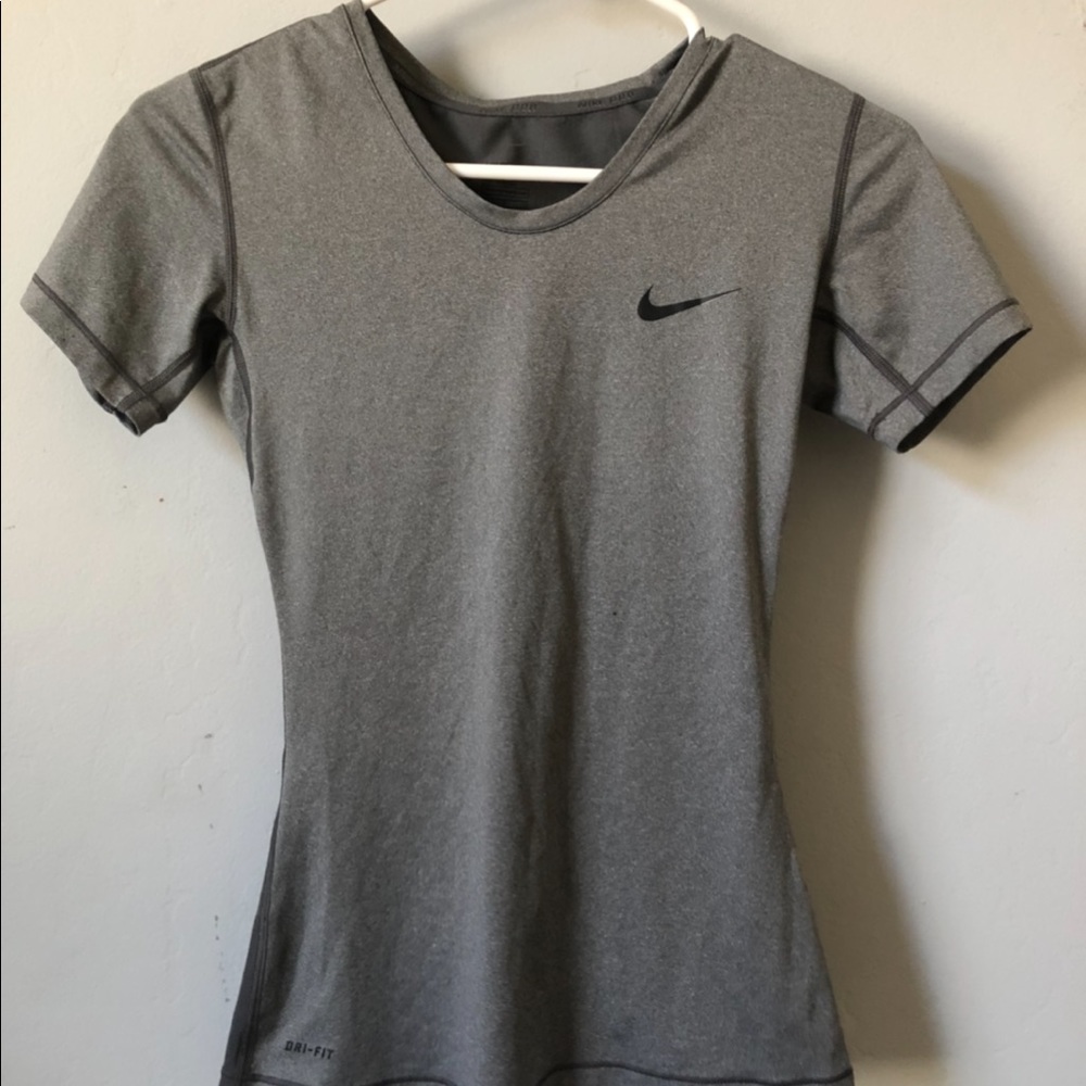 Women’s Nike Pro sports tee